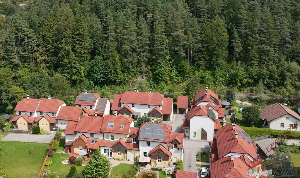"Wohnen wie im Urlaub" - Wunderschöne Doppelhaushälfte mit gepflegten Garten in Hohenberg