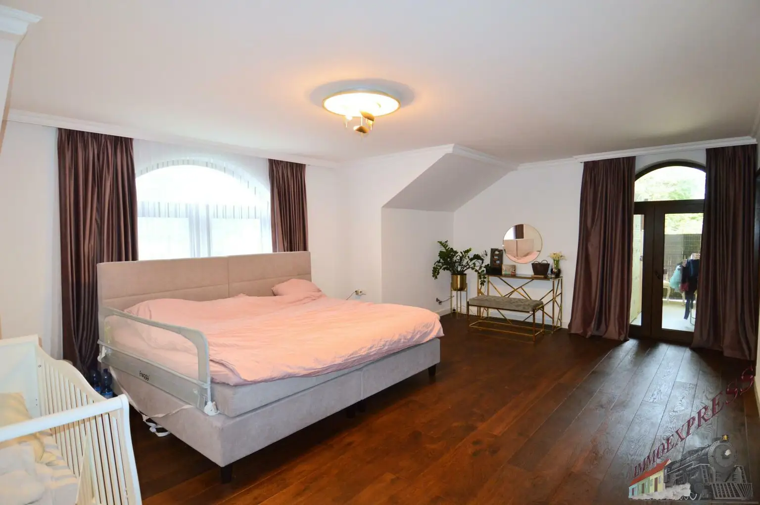 Hochwertiges Ein-/ Zweifamilienhaus mit separater Wohnung - Doppelgarage mit Fußbodenheizung