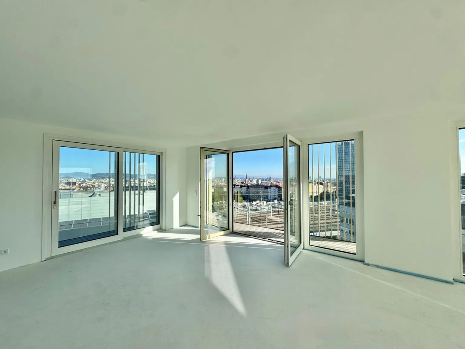 Luxus Pur: Penthouse directly at the main train station: Commission-free + Completion in October