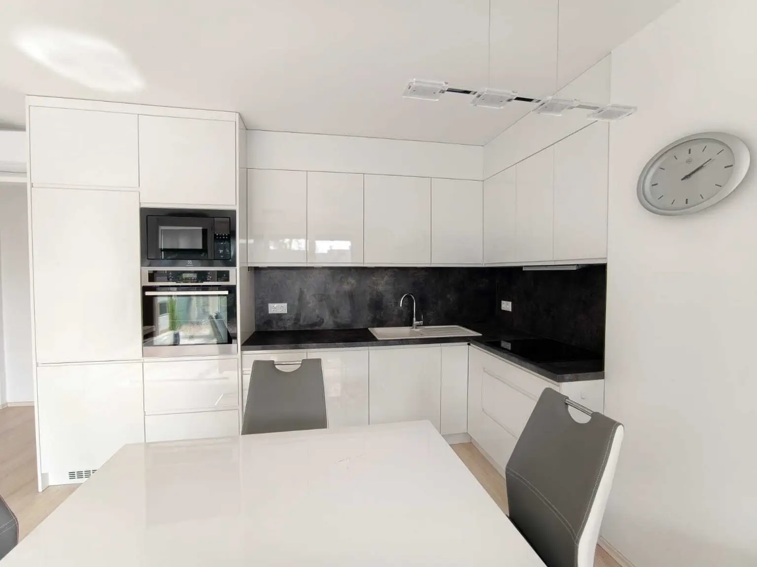Moderne 3 Zimmerwohnung inkl. Balkon + 2 Garagenplätze!