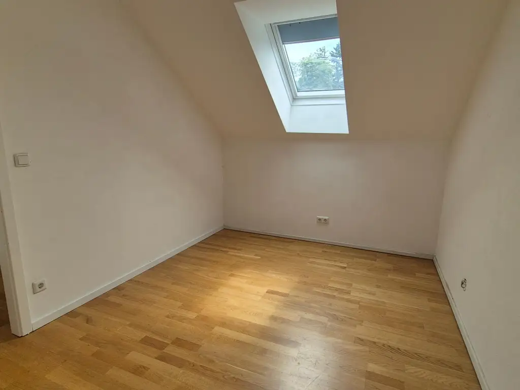 GERÄUMIGES EINFAMILIENHAUS IN SCHÖNER WOHNLAGE