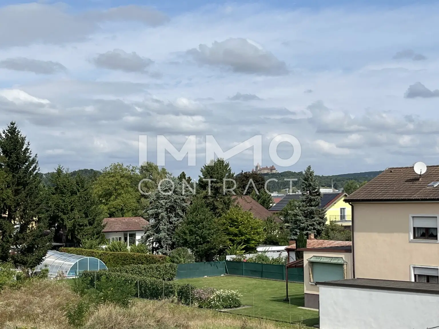 Ein Haus  mit Blick zur Burg Kreuzenstein