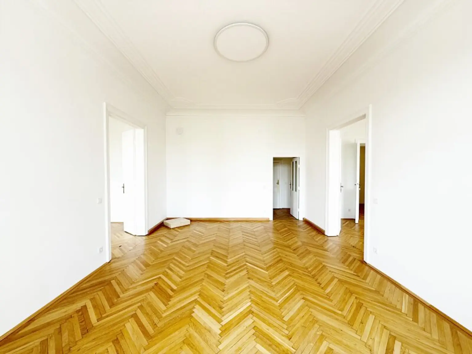 Charmante Bürofläche im sanierten Stilaltbau, unmittelbar bei der U4 und nahe dem 1. Bezirk