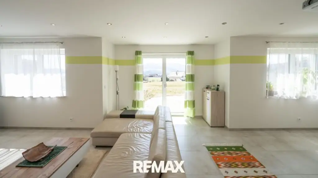 Modernes Niedrigenergie-Einfamilienhaus mit Garten und sonniger Terrasse – ideal für Familien!