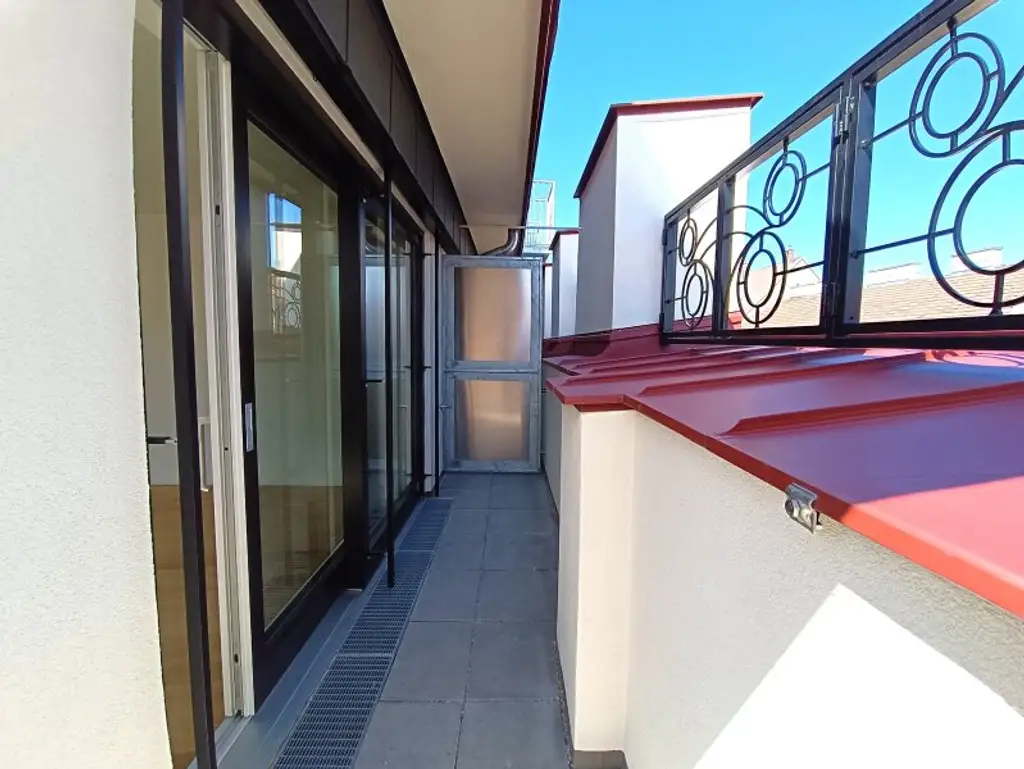 Moderne Dachgeschoss-Wohnung mit Freifläche in Bestlage! Nähe U4 Margaretengürtel & Pilgramgasse! Verfügbar ab 01.02.2026!