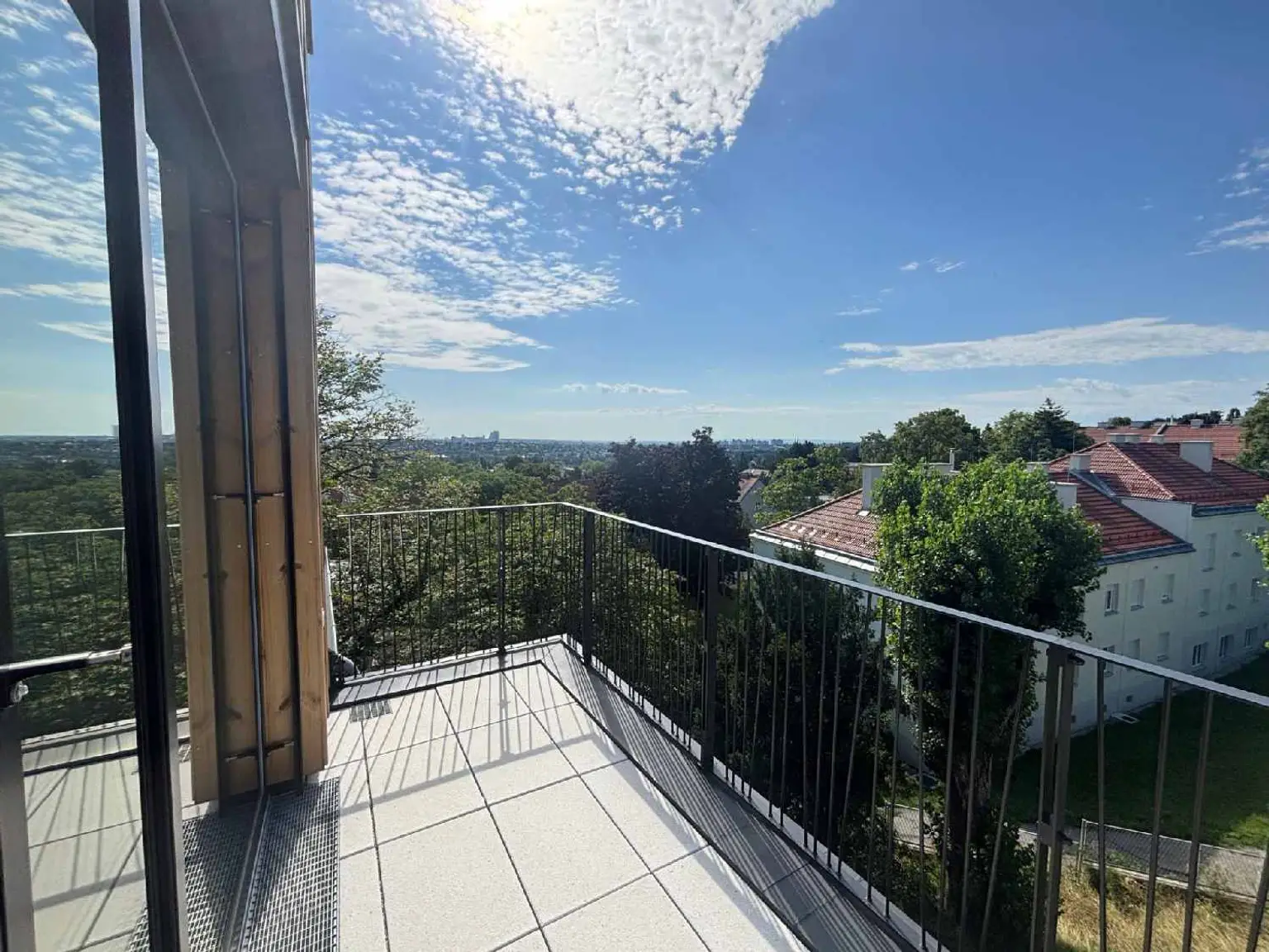STOCK IM WEG - "Erstbezug mit Stil - 4 Zimmer mit Südterrasse, Fitness & Garage"