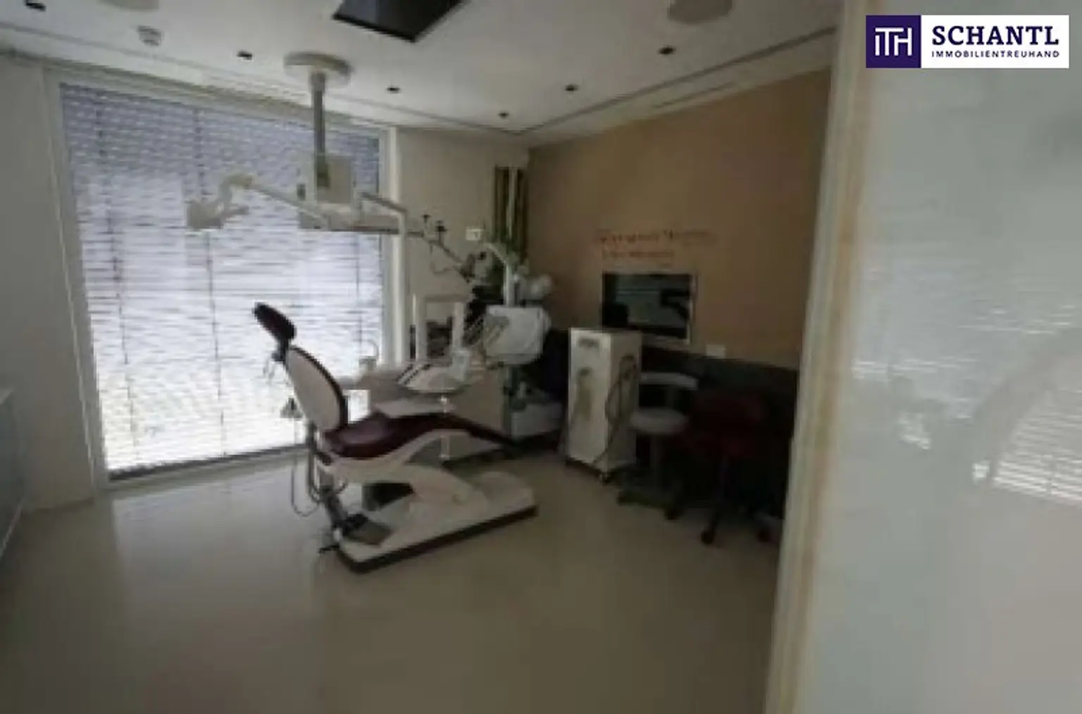 TOP Anlageobjekt in Feldkirchen bei Graz! Modernes Wohn- und Ordinationshaus mit Zahnarztpraxis im Erdgeschoss und großzügiger Mietwohnung im Obergeschoss!