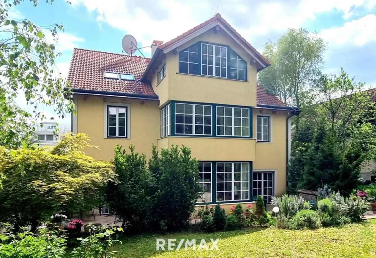 Elegante Villa im Landhausstil mit Riesengarage