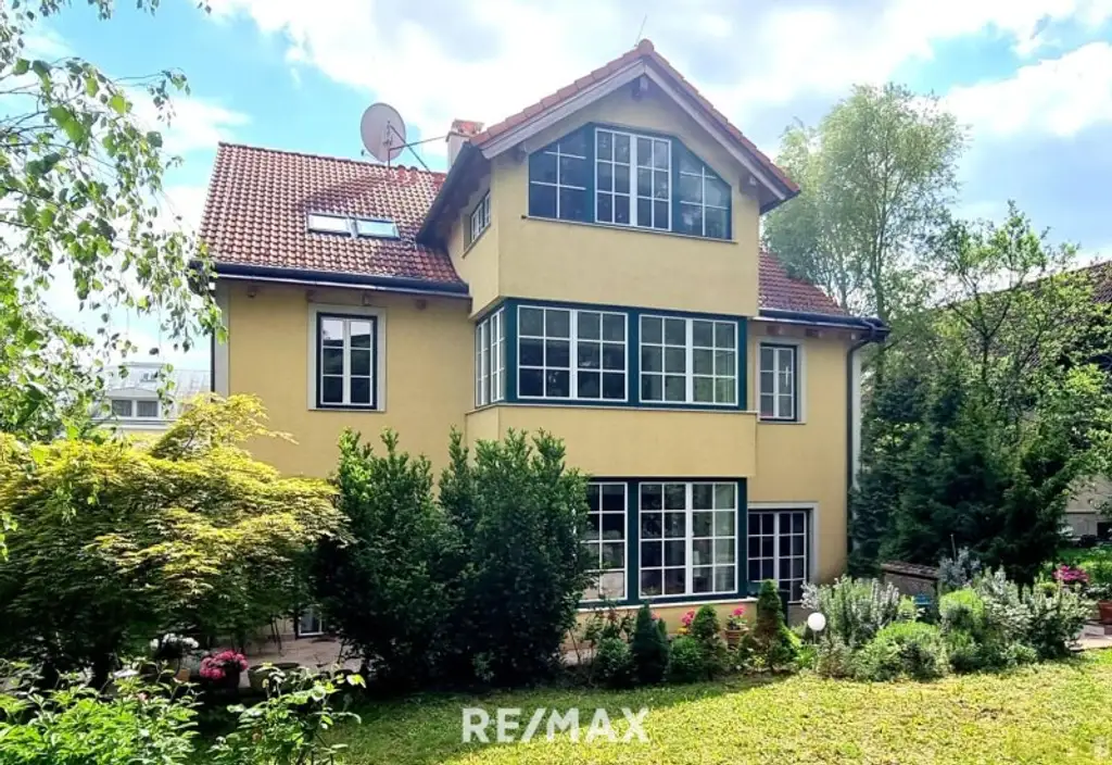 Elegante Villa im Landhausstil mit Riesengarage