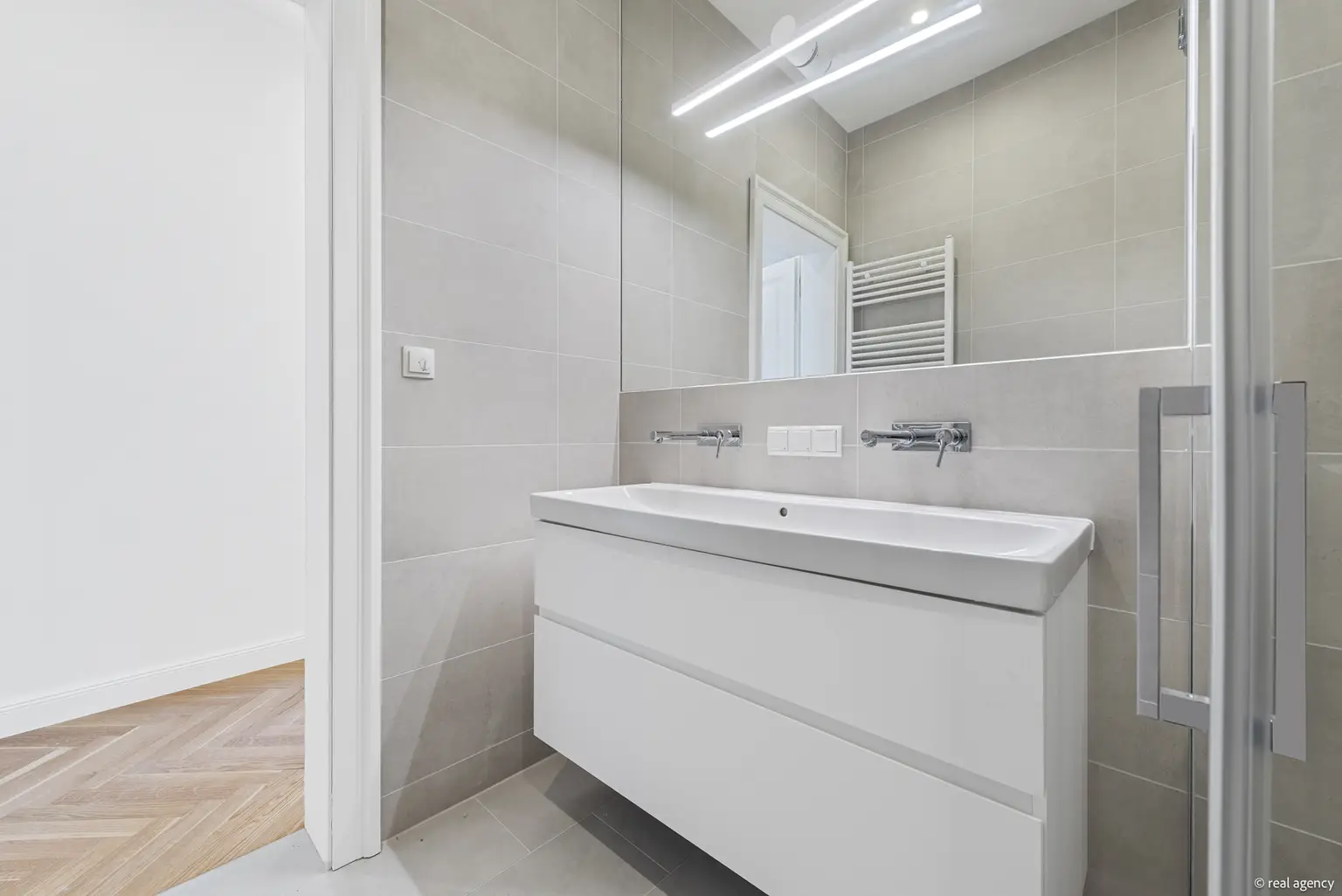 EIN WIENER ALTBAU, ZEITGEMÄSS GEDACHT