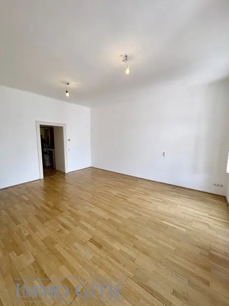 UNBEFRISTETE, GEPFLEGTE 1,5 ZIMMER-WOHNUNG MIT GEMEINSCHAFTSTERRASSE ZU MIETEN!