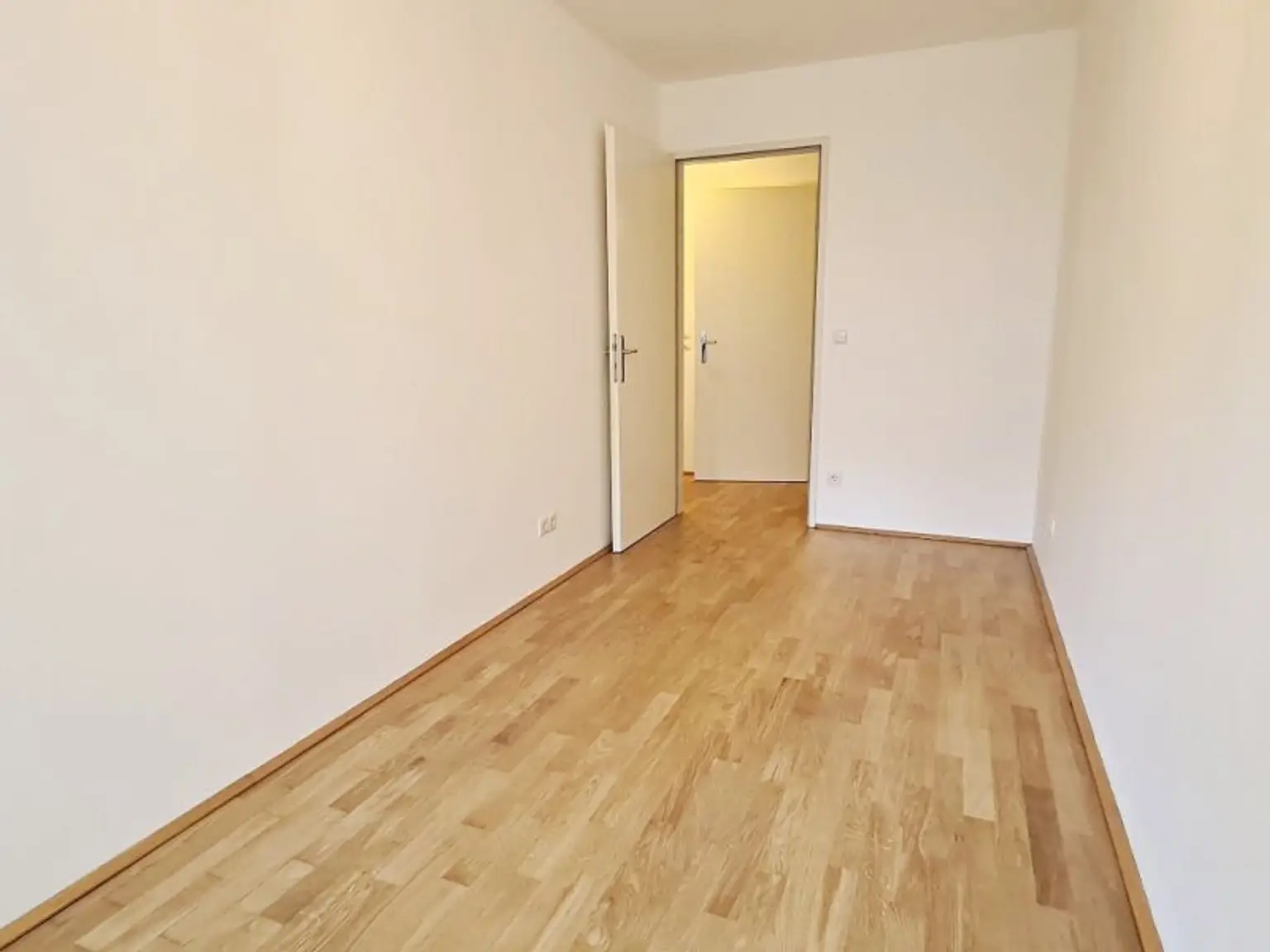 EIGENGARTEN, LORYSTRASSE, 75 m2 Neubau mit 23 m2 Garten, 2 Zimmer, Wohnküche, Wannenbad, Parketten, 1. Liftstock