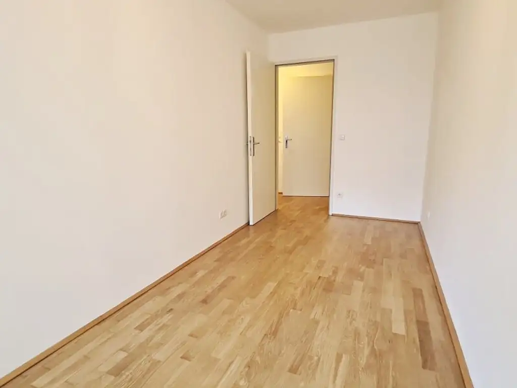EIGENGARTEN, LORYSTRASSE, 75 m2 Neubau mit 23 m2 Garten, 2 Zimmer, Wohnküche, Wannenbad, Parketten, 1. Liftstock