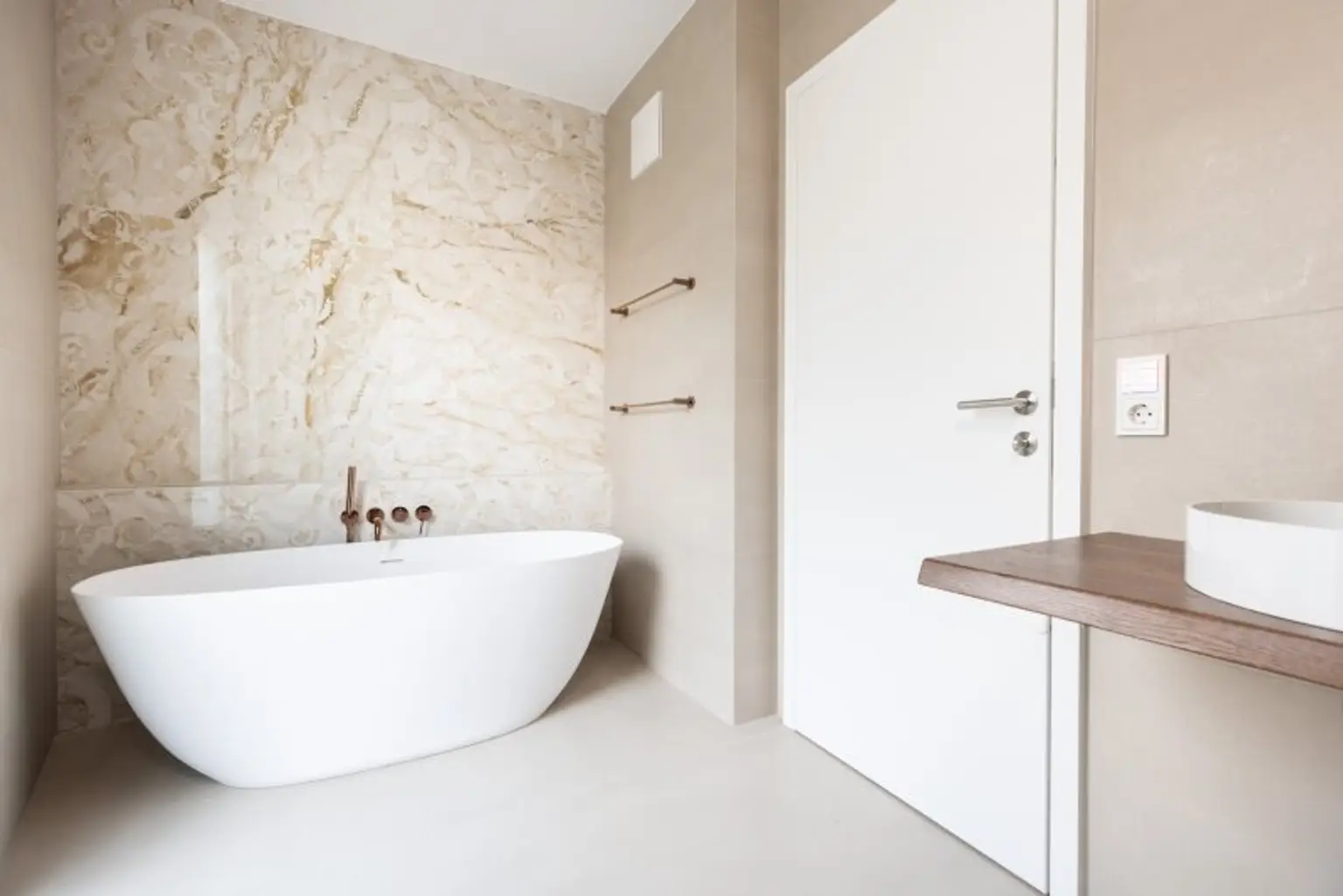 EXKLUSIVE GARTENWOHNUNG IN HIETZING MIT SALZWASSER-POOL UND SAUNA