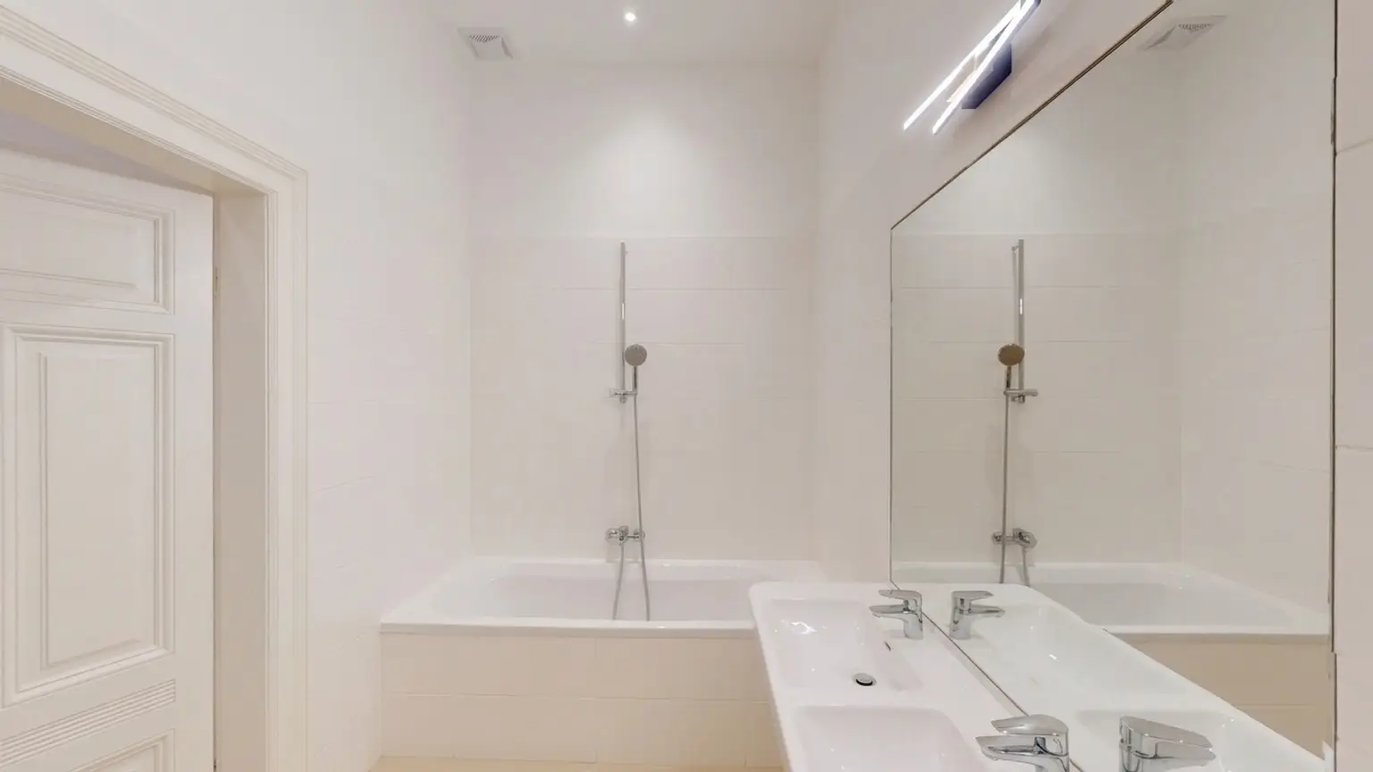 GROSSZÜGIGE ALTBAU-EINHEIT NAHE STADTPARK | WOHNEN & ARBEITEN AUF 227 M² (TOP 17 & 17A)