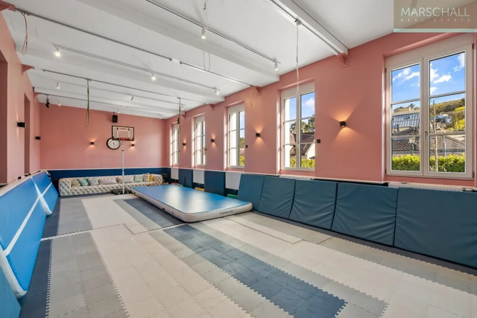 Riesiger Hobbyraum im Altbestand mit Ausgang in den Südgarten