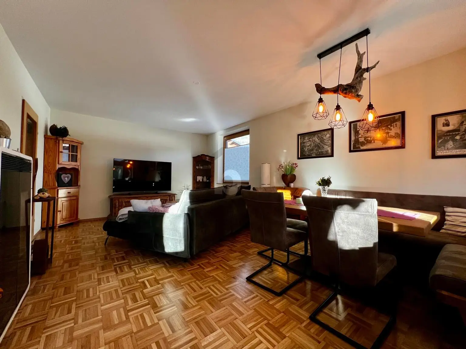 Preisreduktion! PREISHIT! SANIERT MIT SONNIGEM WINTERGARTEN UND SUPER AUFTEILUNG!