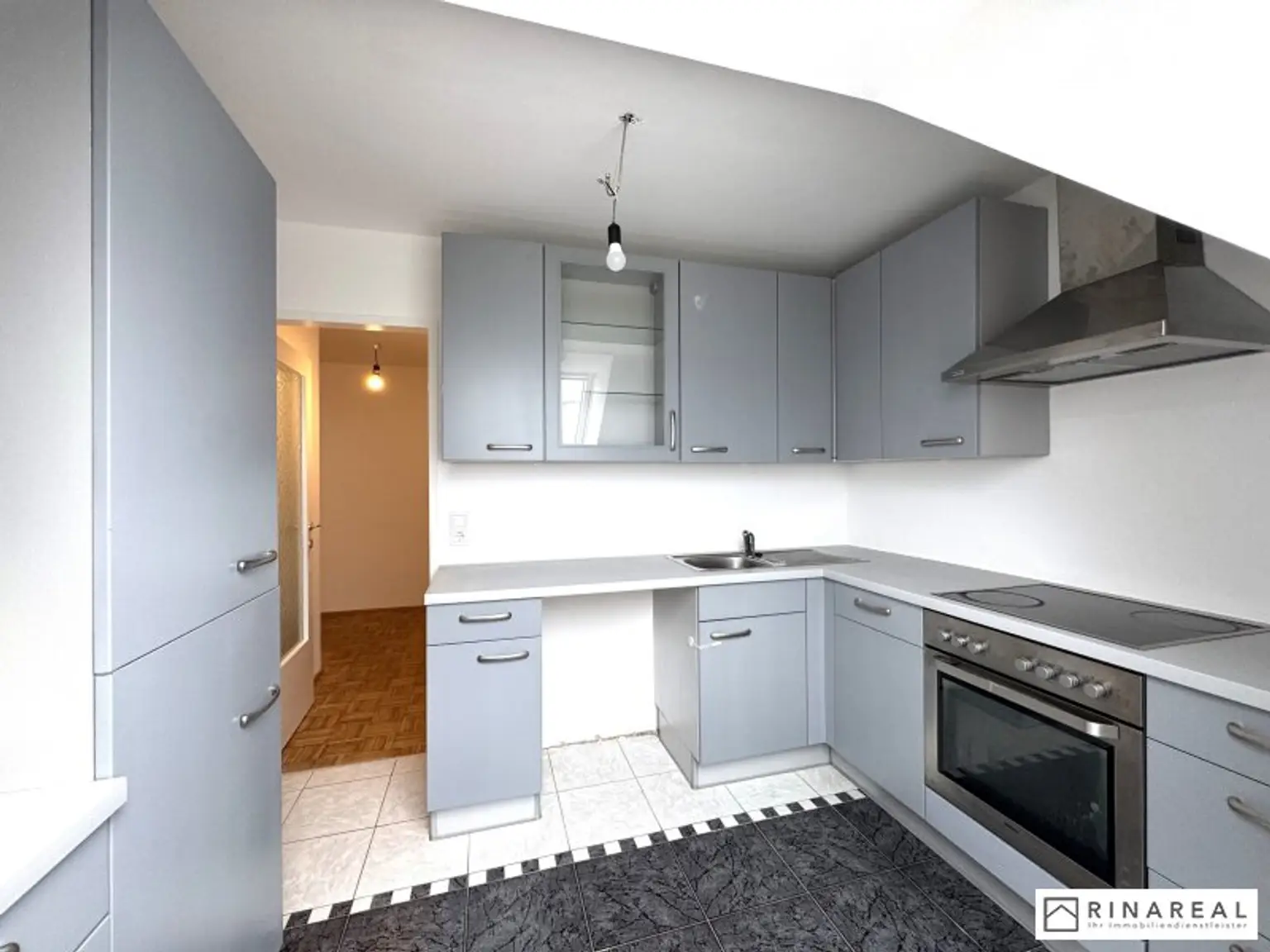 Großzügige und helle 2 Zimmer Wohnung im Dachgeschoss | ca. 63 m² | Klimaanlage | zzgl. PKW-Stellplatz | Friedrich Schiller-Straße