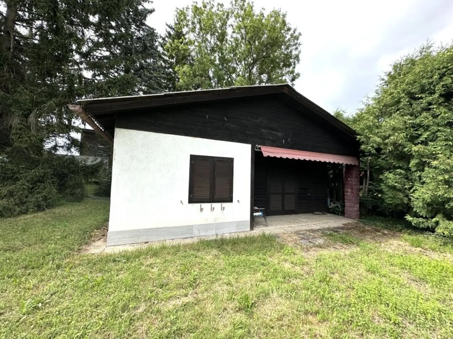 Großes Grundstück mit kleinem Haus (Altbestand) zu verkaufen