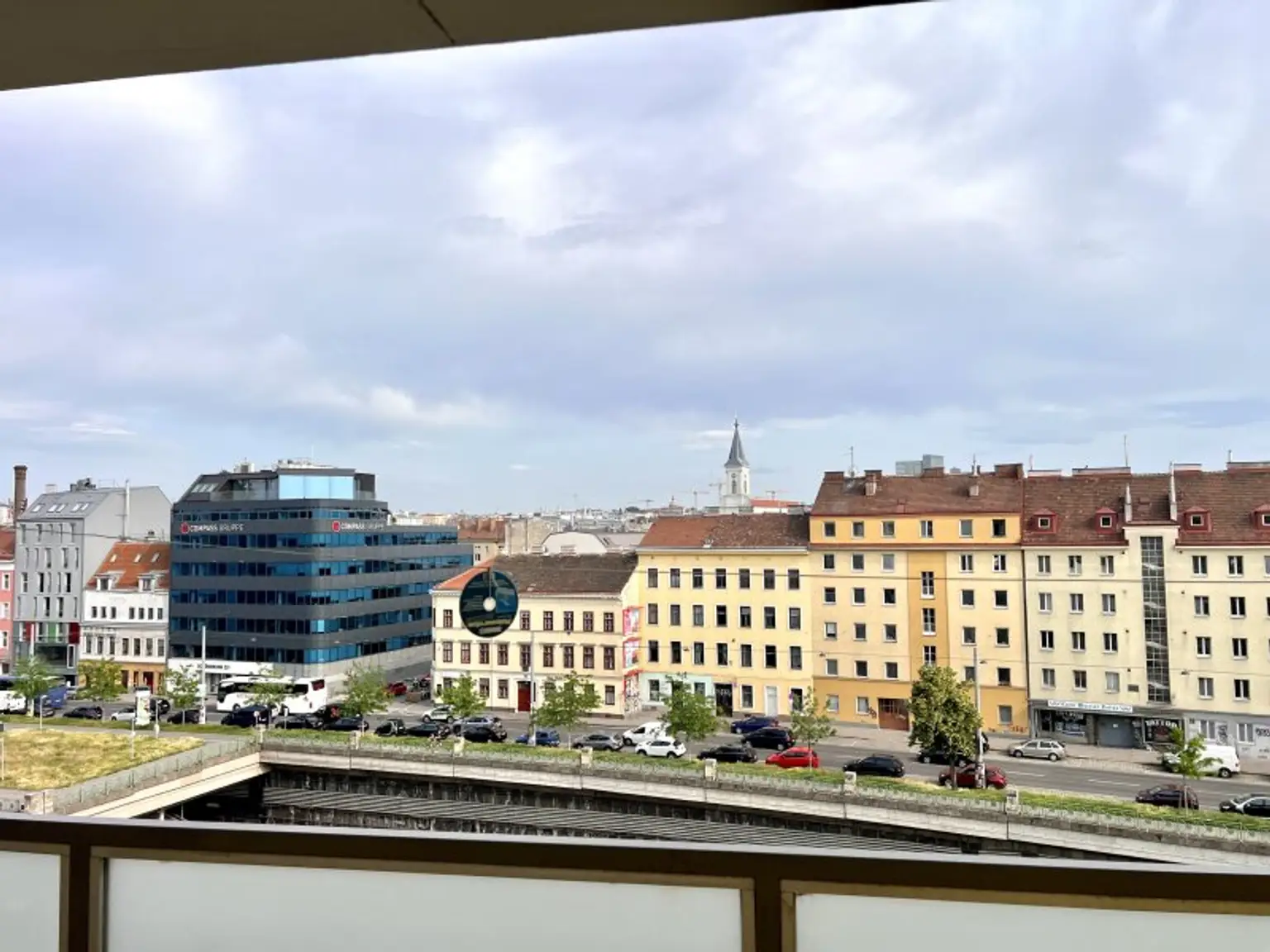 Schnäppchen mit Traumausblick und großer Loggia in Fünfhaus