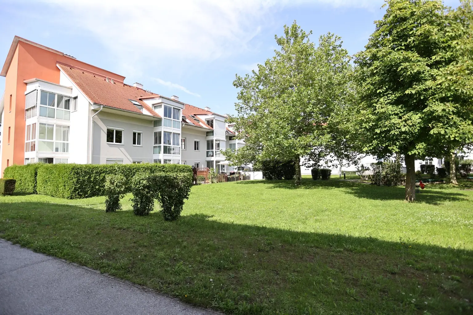 Lichtdurchflutete, möblierte 3-Raum-Eigentumswohnung mit PKW-Abstellplatz