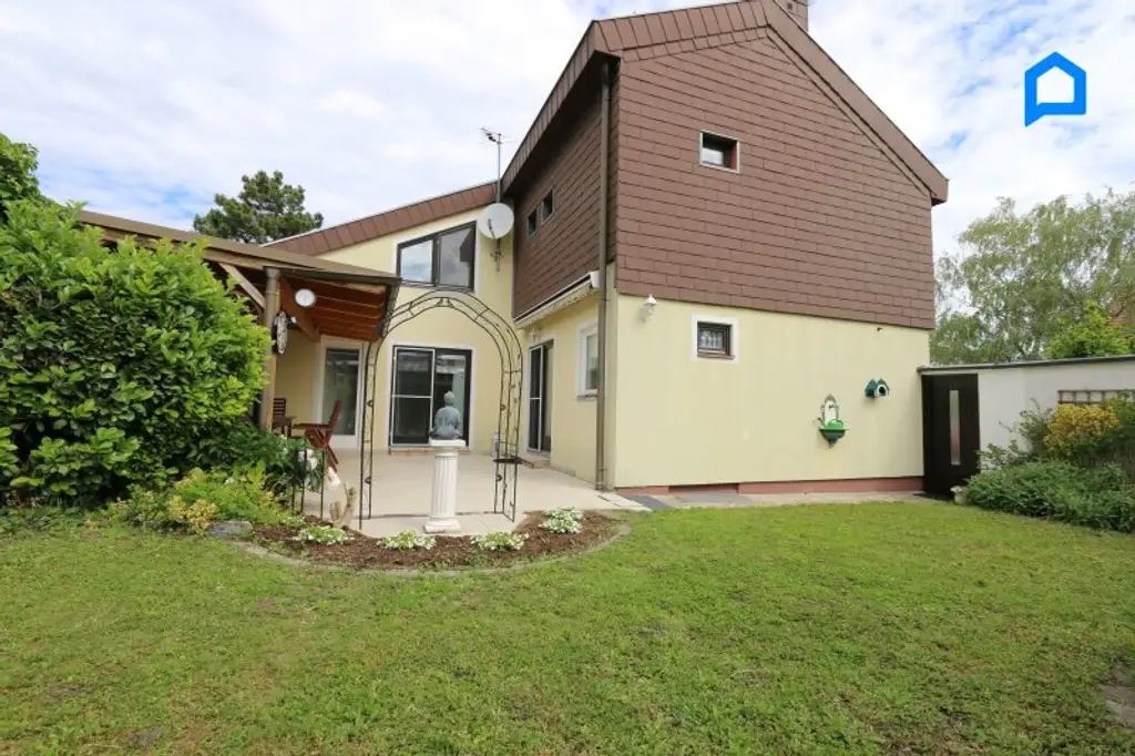 Sehr gepflegtes großzügiges Eckreihenhaus , Garten, Pergola, Terrasse, 4,5 Zimmer, plus Kellerräume, Garage