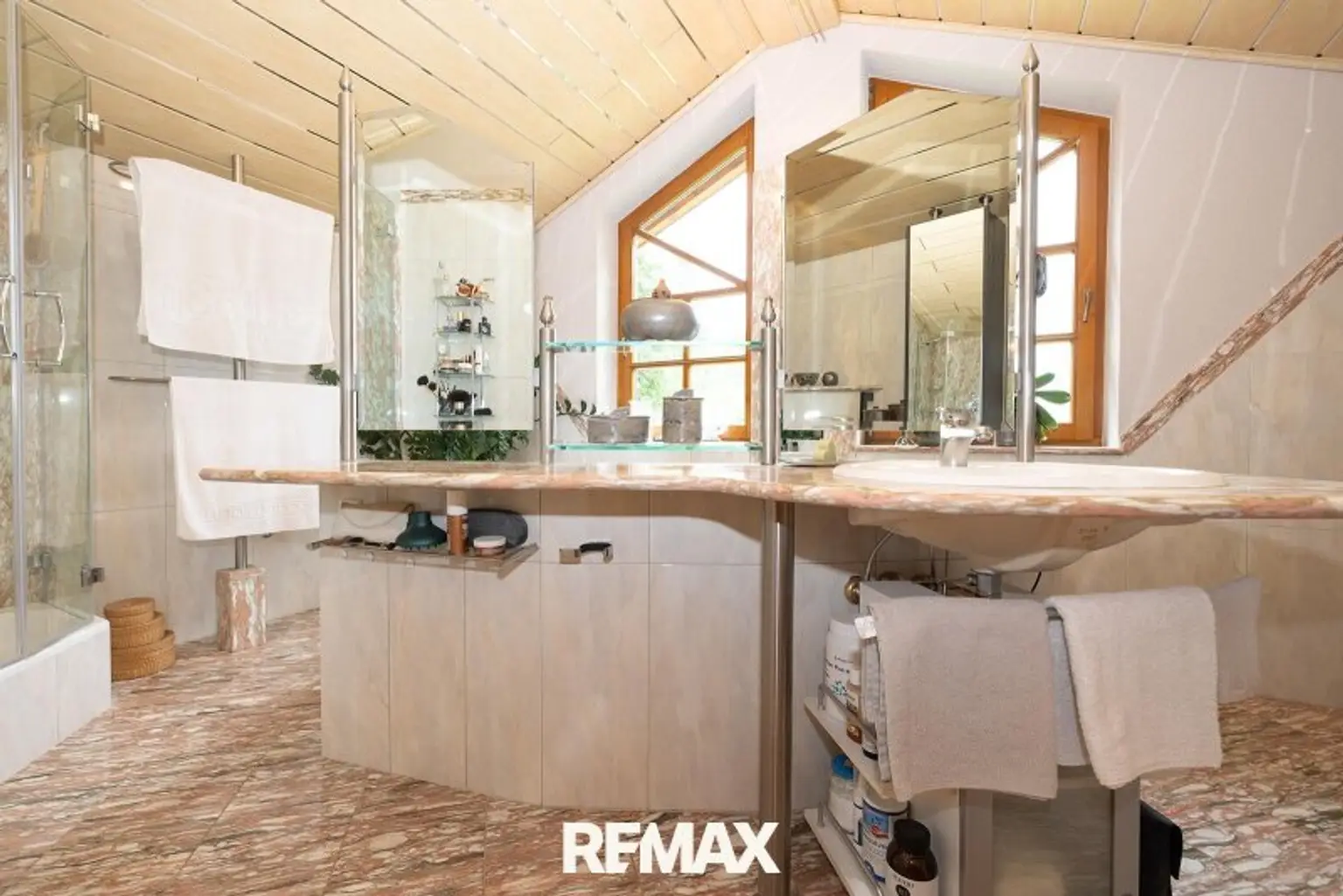 Badezimmer mit Waschbecken