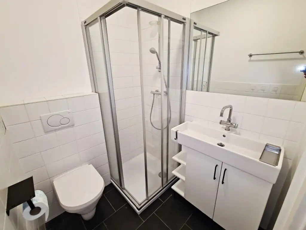 MÖLLWALDPLATZ, gepflegte 59 m2 Altbau, Wohnküche, 1 Zimmer, Duschbad, Parketten, Flügeltüren, U1-Nähe