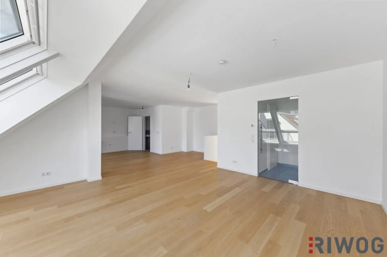 Imposante und sehr helle Dachgeschosswohnung mit 2 Terrassen und hochwertiger Ausstattung in ehemlaigen Fuhrwerkhaus