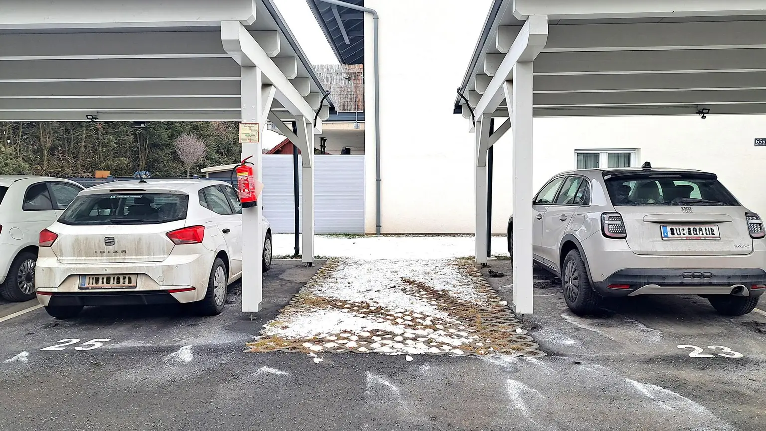 2 überdachte Carports inklusive