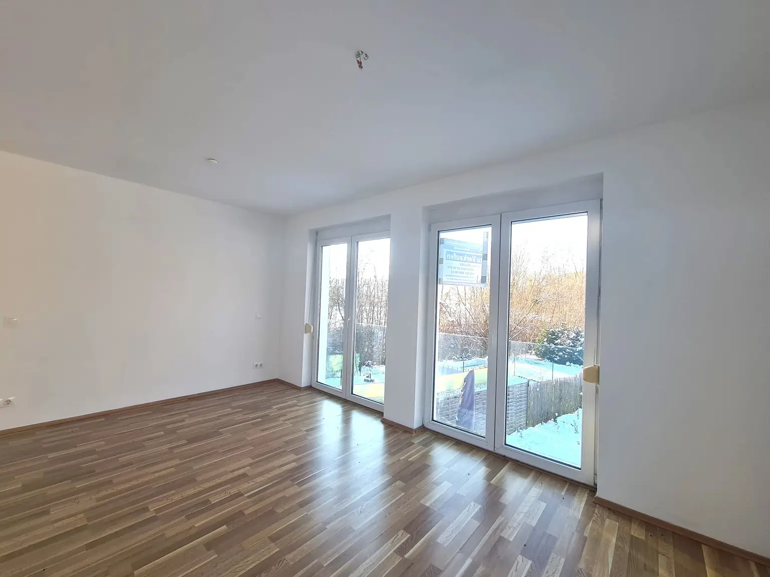 Wundeschöne Maisonettenwohnung mit Dachterrasse, Garten und Carport!