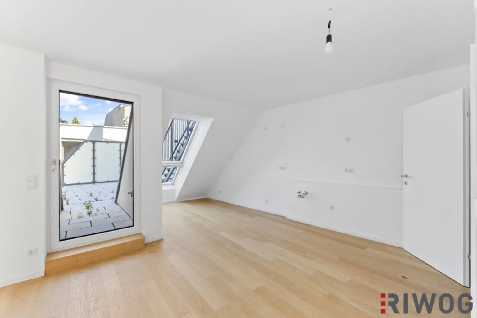 Imposante und sehr helle Dachgeschosswohnung mit 2 Terrassen und hochwertiger Ausstattung in ehemlaigen Fuhrwerkhaus