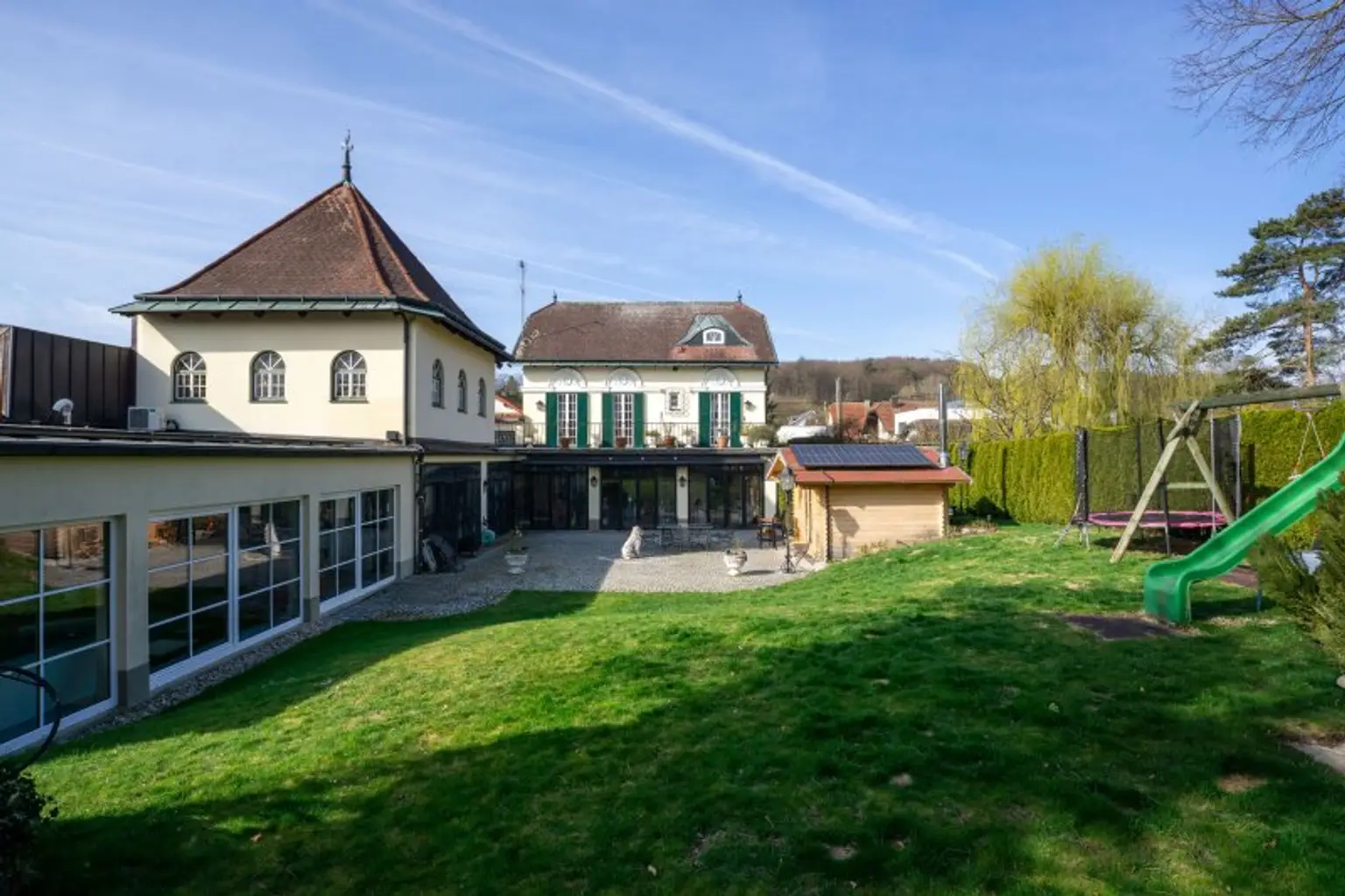 Gesamte Liegenschaft mit Schwimmhalle links