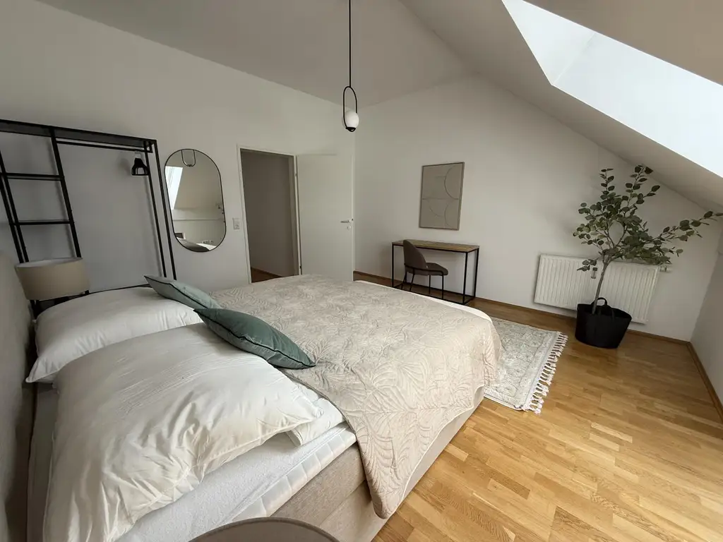 Exklusive Dachgeschoss-Wohnung in Top-Lage mit Terrasse und Schlossbergblick!  ++Videorundgang++