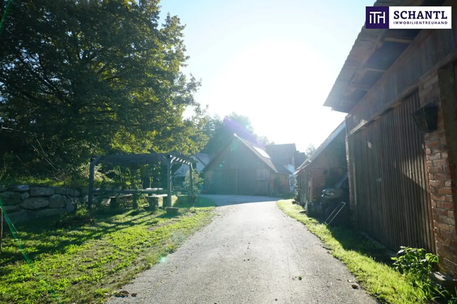 SENSATIONELLES JUWEL! Exklusiver Vierkanthof im Thermenland Steiermark – Wohnen, Reiten & Leben mit Pool und Natur!