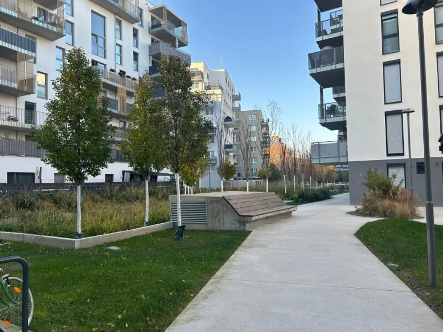 Neuwertige Wohnung mit Südbalkon, DAN-Küche und Freizeitangebot – Nähe U-Bahn