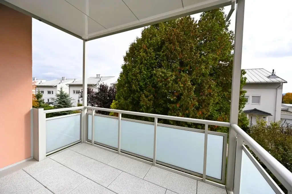 Familienfreundliche Wohnung mit Balkon, Terrasse und Grünblick in Hörsching