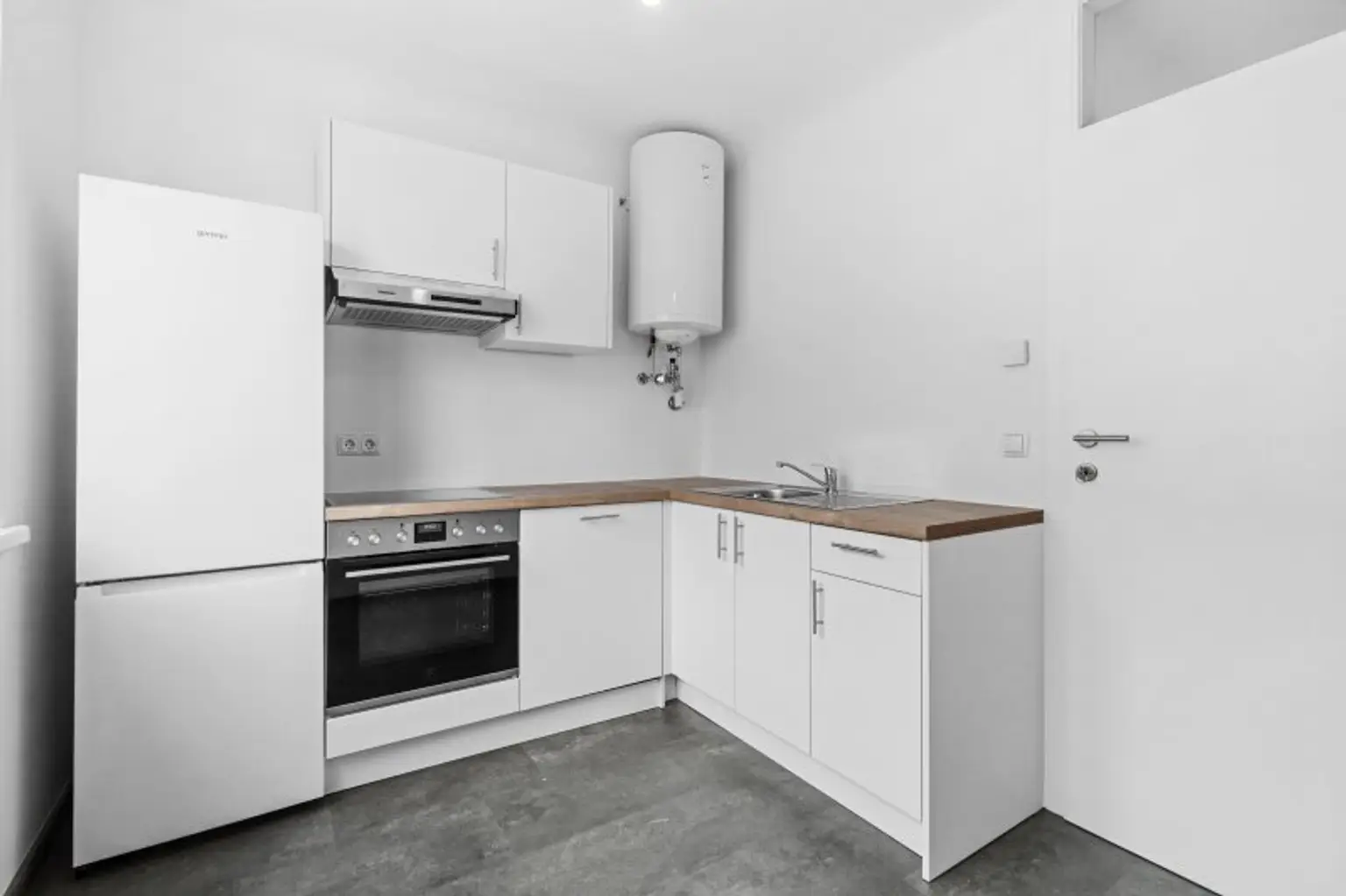 Tolle 2-Zimmer Wohnung mit Balkon & ganz neue Küche ! Verkehrsgünstig gelegen ! UNBEFRISTET !