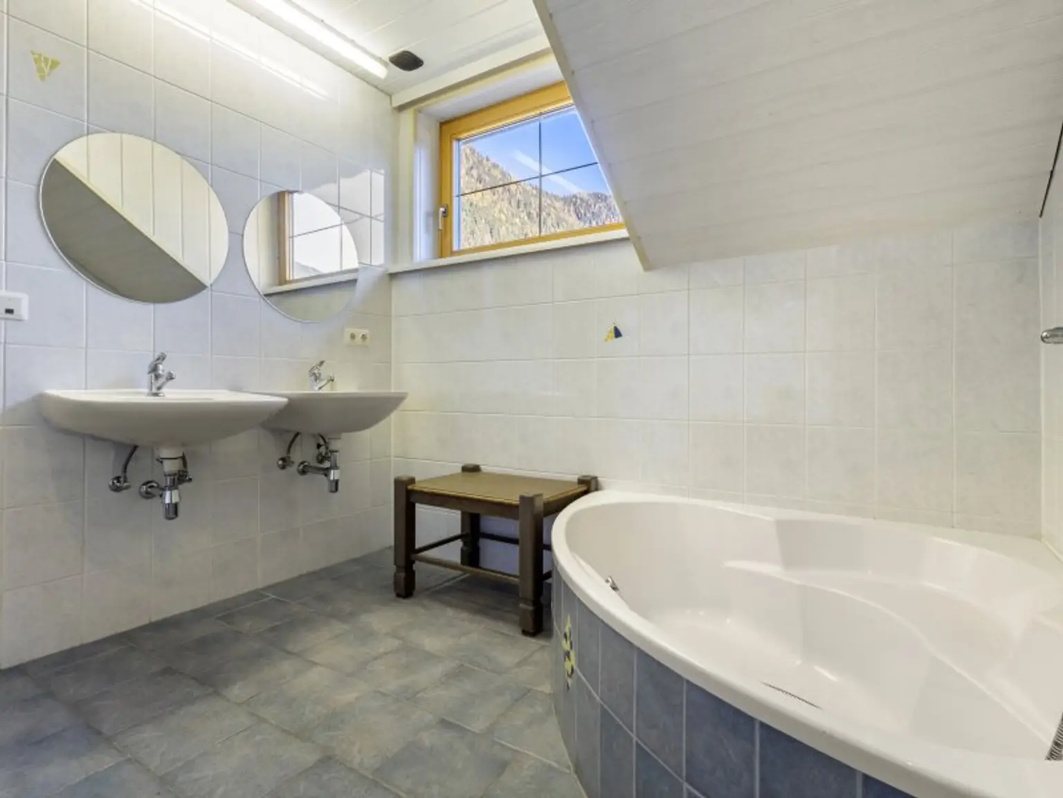 Schönes 247m² Mehrfamilienwohnhaus mit 4 Wohnungen am Weißensee mit Seeblick und Seenähe in TOPLAGE