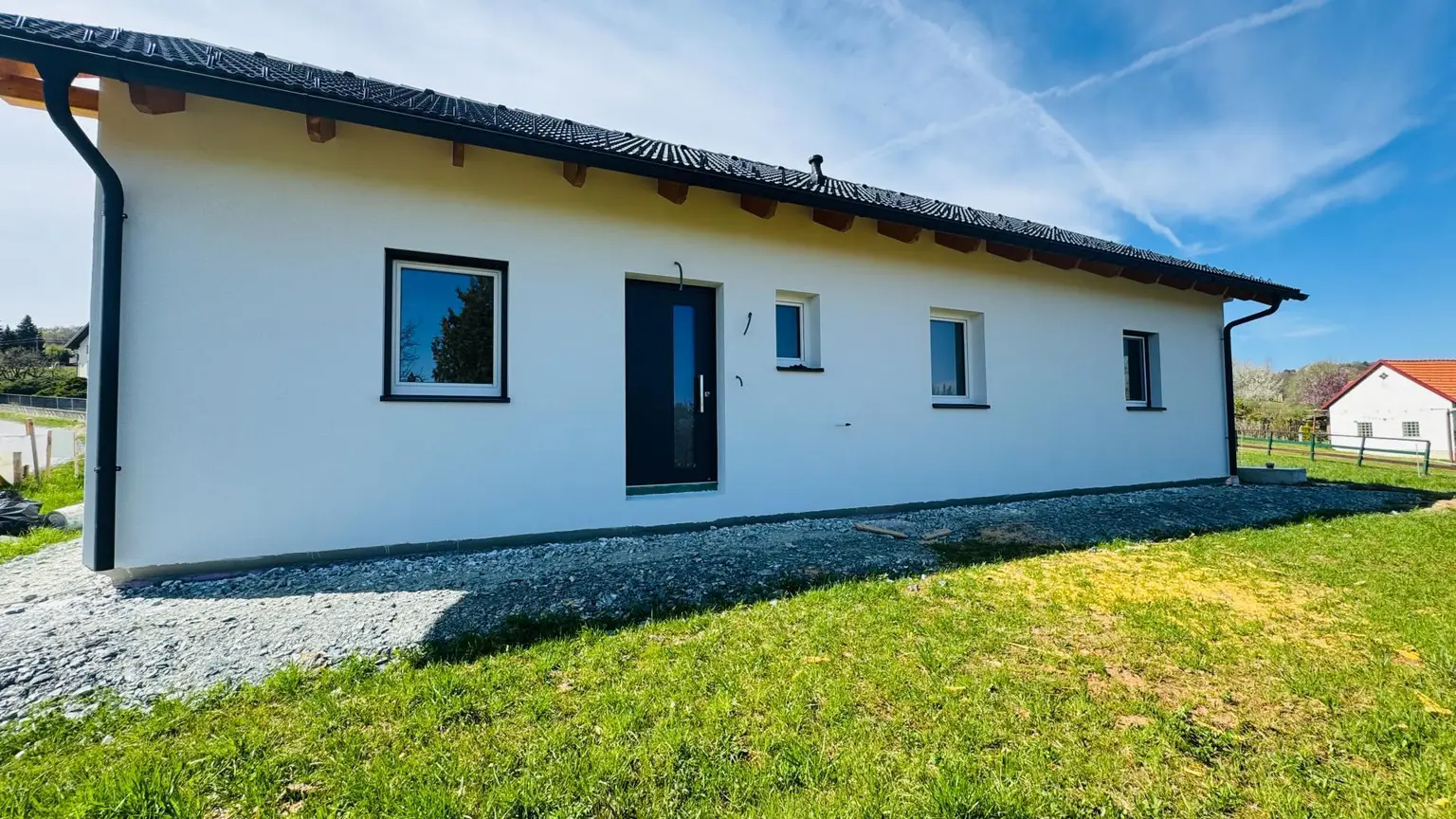 Eingangsbereich mit Platz für Carport