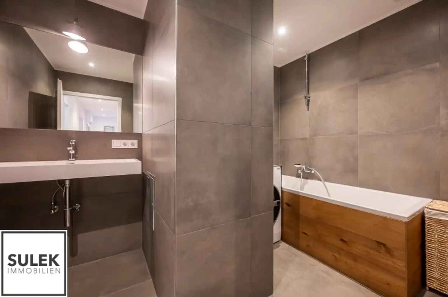 Gut geschnittene, modernisierte 4 Zimmer Wohnung mit Fernblick beim Schweizergarten - ab sofort beziehbar! (nicht WG-geeignet)