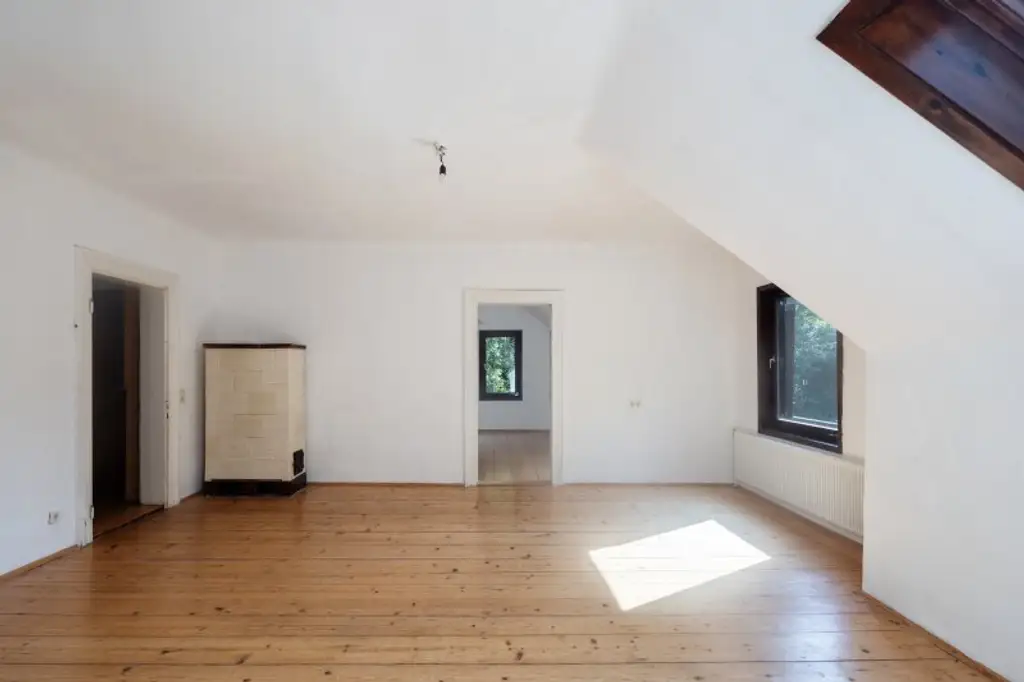 Ehemaliges Forsthaus mit Wirtschaftsgebäuden, allein und ruhig im Wald gelegen.