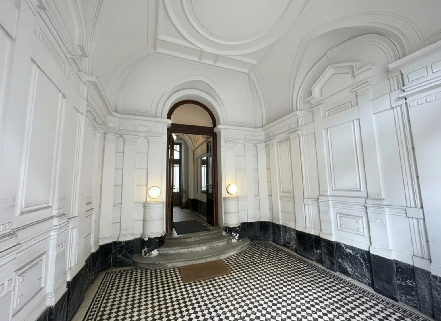 Altbaucharme inmitten Dögling - geräumige zwei Zimmer Wohnung