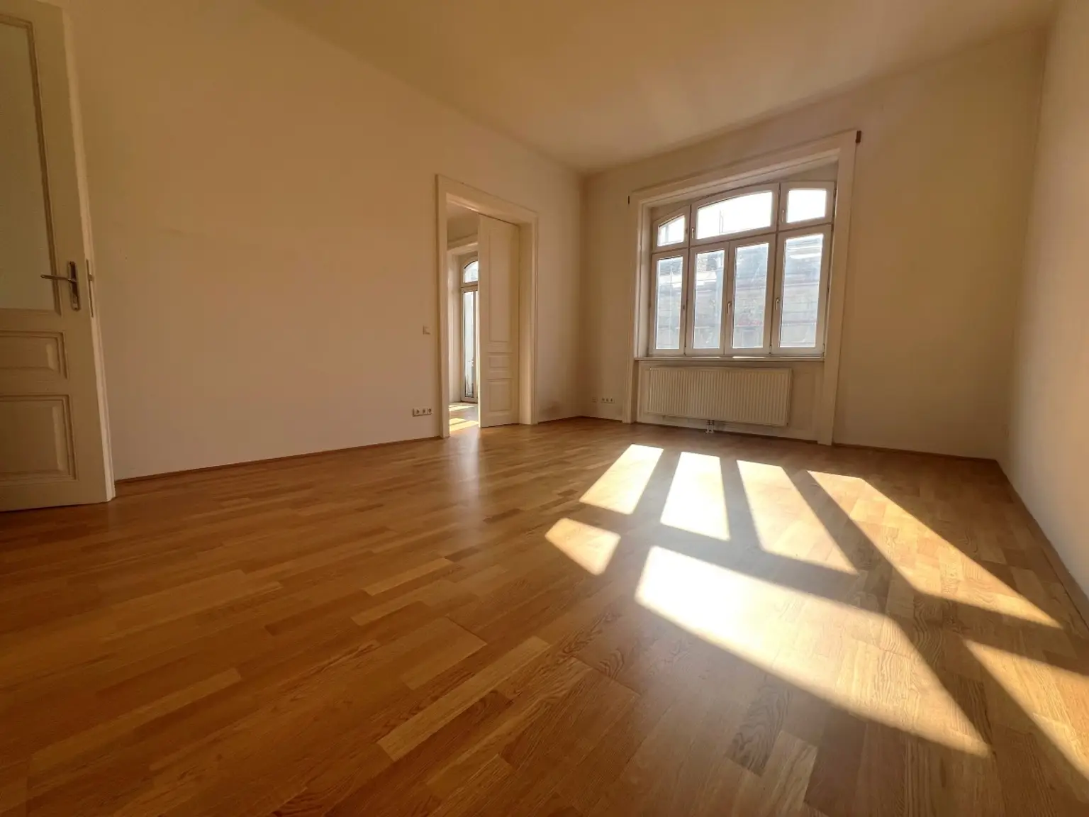 16 | CHARMANTE 2 Zimmer ALTBAUWOHNUNG  mit Balkon – Unbefristet | Prima Service Immobilien