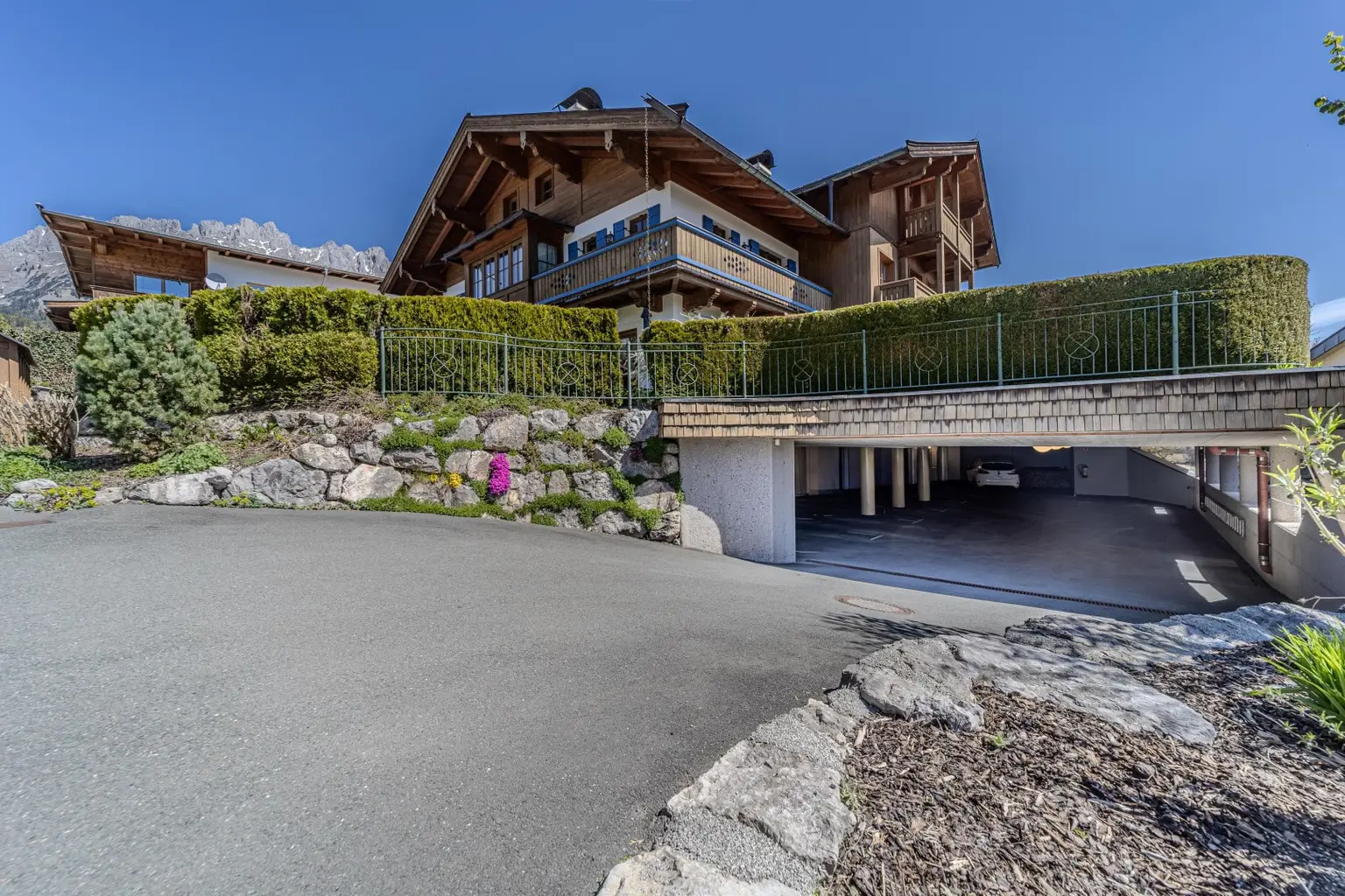 Hausansicht - Zufahrt zur Tiefgarage