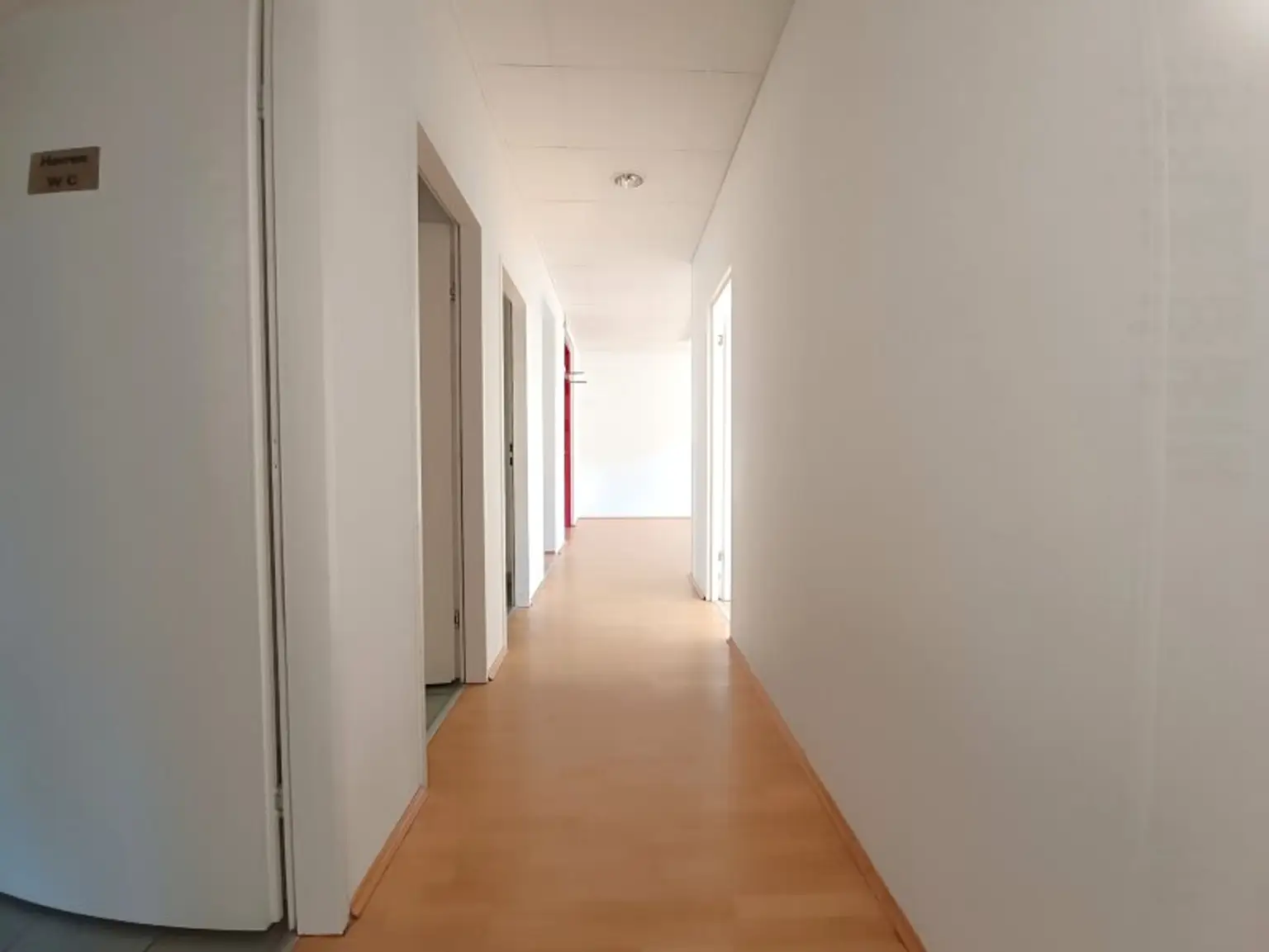 Großzügige Bürofläche mit rund 155 m² und Ausrichtung in den Innenhof! 6 Zimmer + Empfangsbereich direkt bei der Straßenbahn Yppengasse!