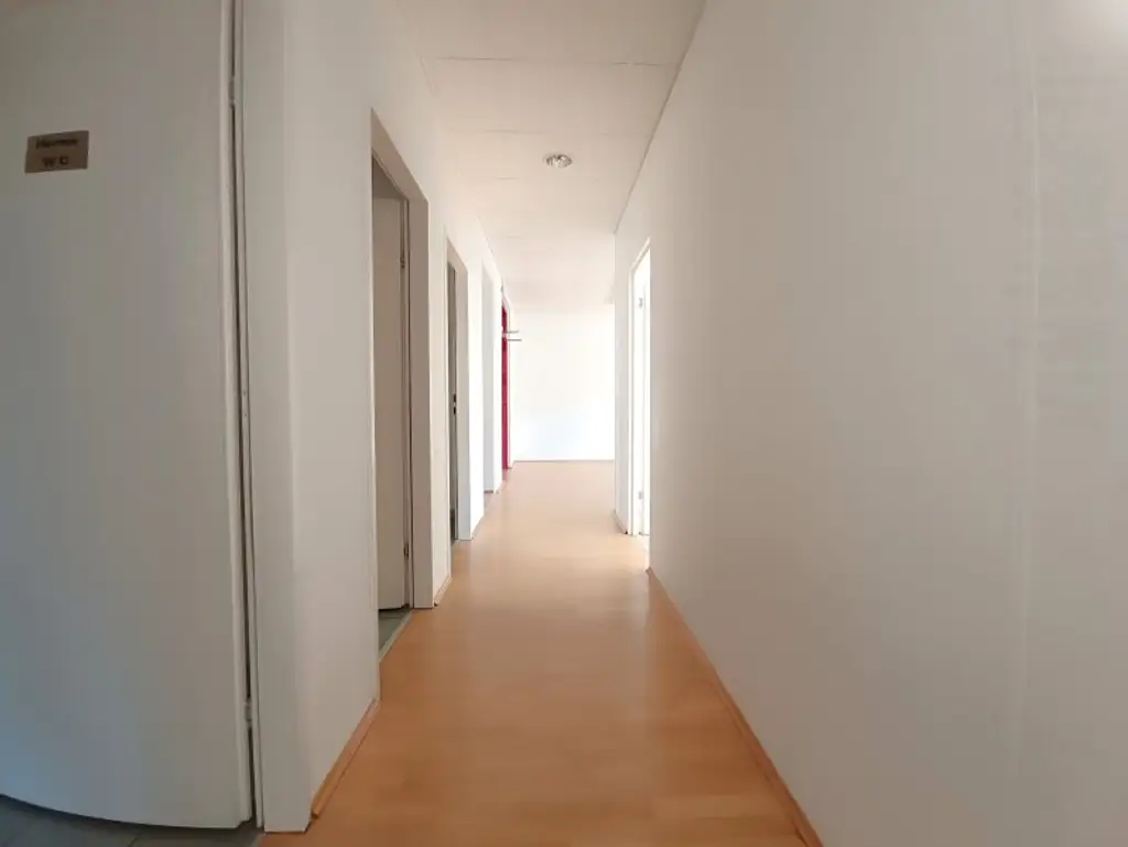 Großzügige Bürofläche mit rund 155 m² und Ausrichtung in den Innenhof! 6 Zimmer + Empfangsbereich direkt bei der Straßenbahn Yppengasse!