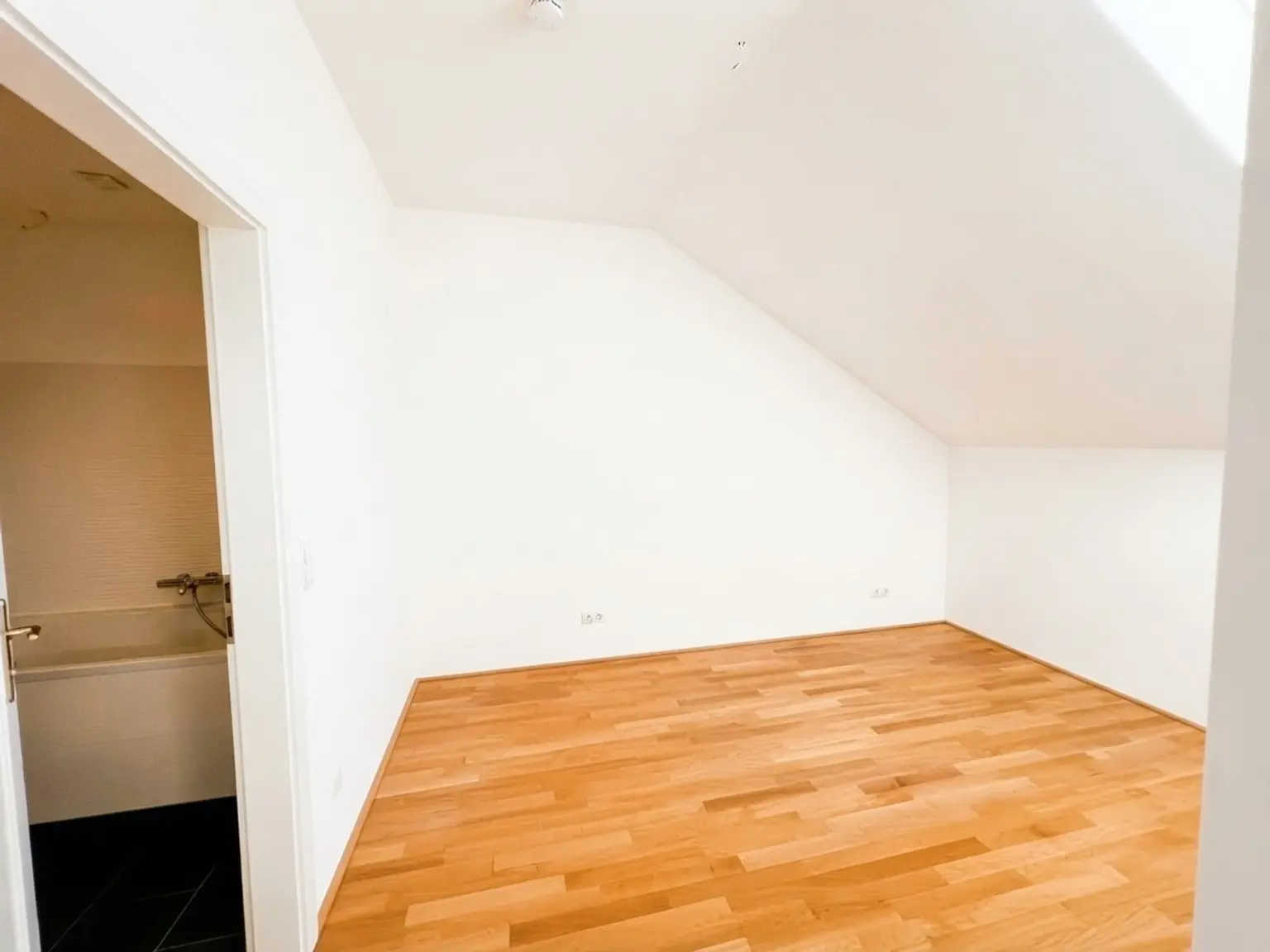 UNBEFRISTET: Klimatisierte 2-Zimmer Dachgeschosswohnung nahe Belvedere