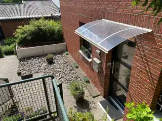 Eigener Eingang mit Platz vor dem Haus