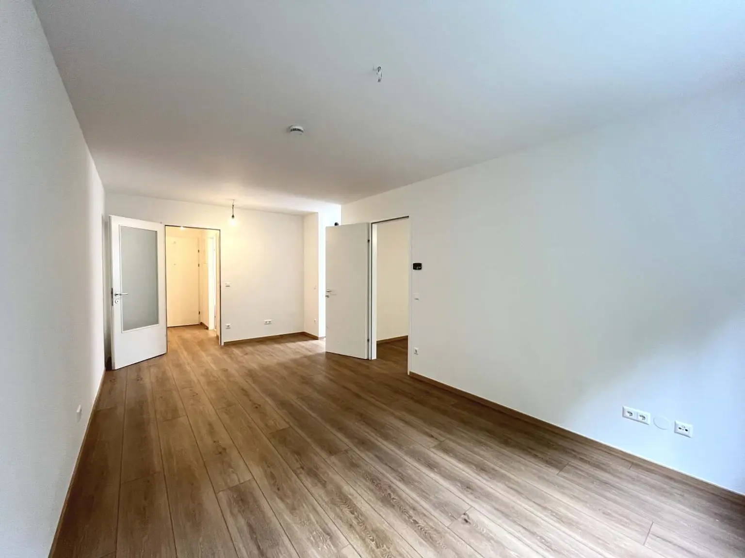 Teilsanierte 2-Zimmer-Wohnung mit Balkon in den grünen  Innenhof!